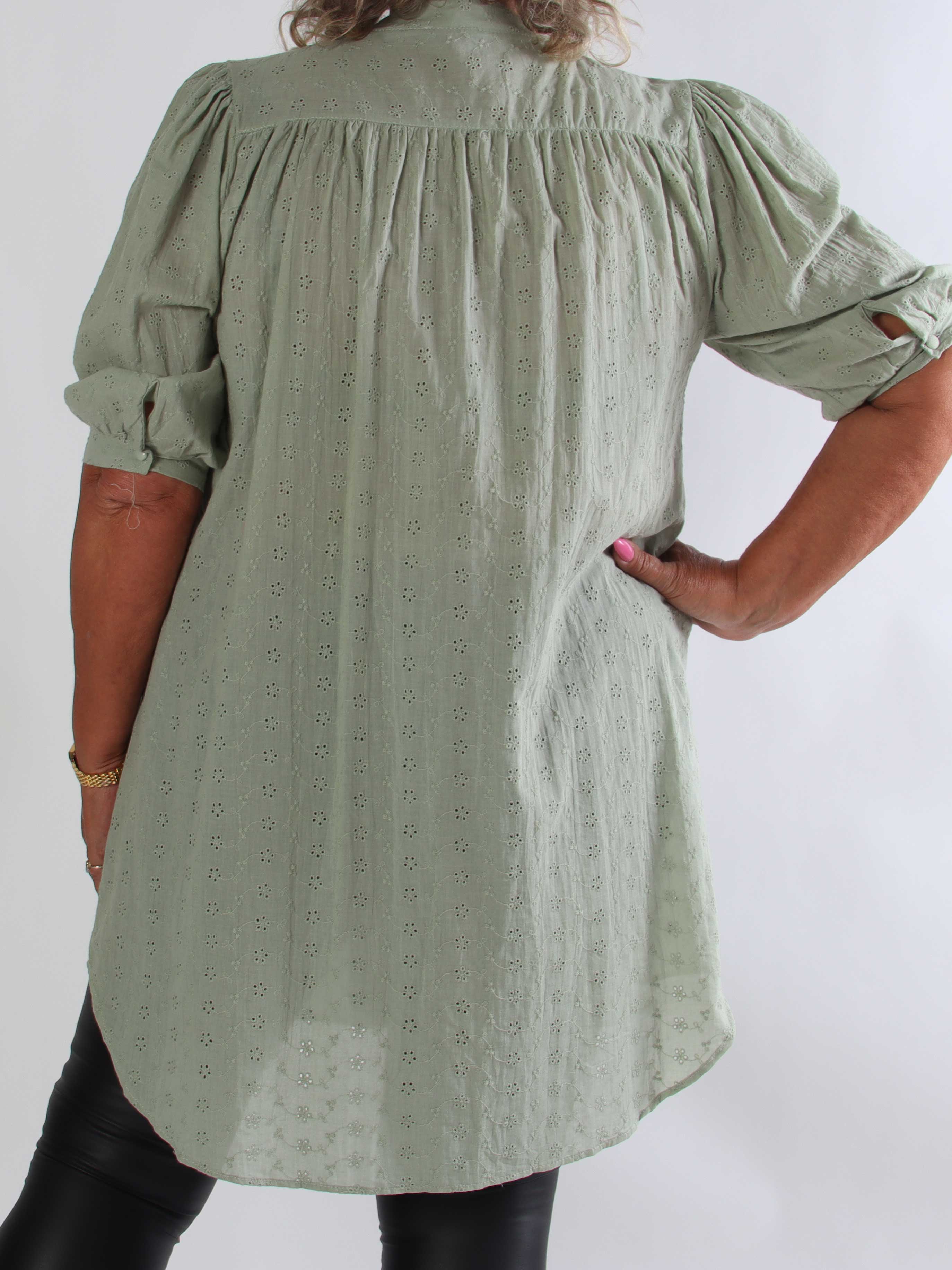 Soffie - Plus size tunikakjole i viskose med smukke broderie anglaise-detaljer